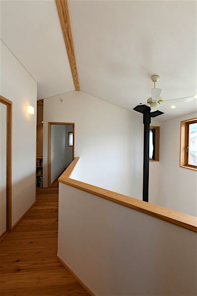 2階は珪藻土塗りを基調とし、シンプルですっきりした空間に。