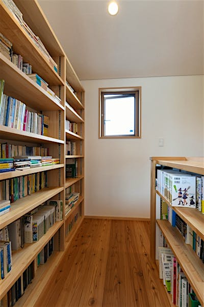 お持ちの本をたっぷり収納できる、造り付けの本棚。