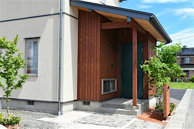 玄関まわりは木部でアクセントを。