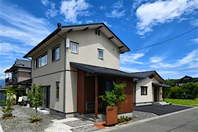 シンプルな切妻屋根の外観に、ウッディグリーンの玄関扉が印象的。