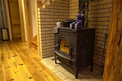 耐火レンガの炉台はウッディな家のデザインにピッタリ。