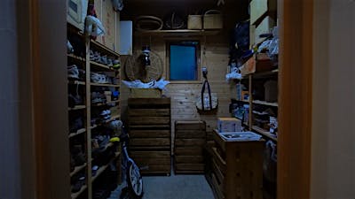 2つ目の土間は、クローゼットとして趣味グッズを置いている。外との出し入れがしやすくタフに使える。