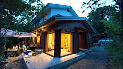 室内と庭が繋がり、暮らしに遊びが生まれるのは、土間やウッドデッキなどのあいまい空間があってこそ。