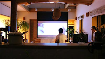 休日の夜は大スクリーンで映画鑑賞するのが楽しみ。