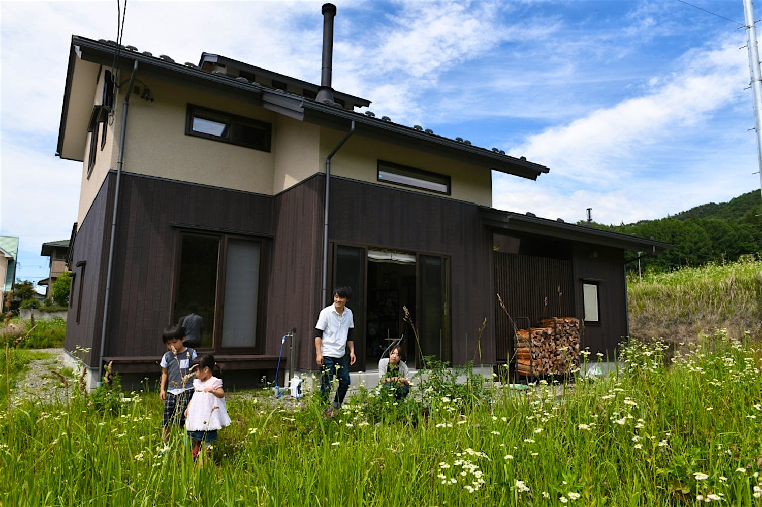 辰野町の高台に建つK様邸。気兼ねなく窓を開け放つことができる。