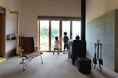 広い土間サロンなら、子供たちも駆け回れる。
