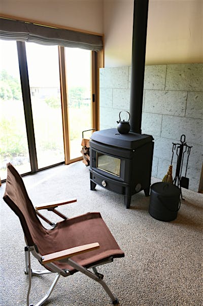 炉壁は十和田石。薪ストーブはダッチウエストのセコイア。