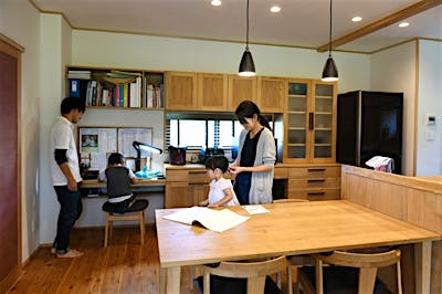 キッチン背面収納は木製で造りつけた。続きで勉強コーナーも設け、親子がいつも一緒にいられる。