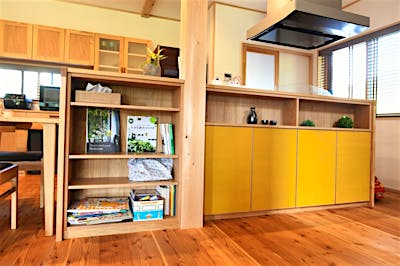 キッチンの反対側にはリビング収納を。