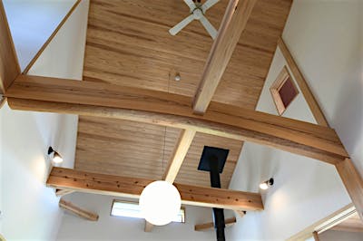 大きな吹抜けに選木ツアーで選んだ太鼓梁がとぶ。構造梁をダイナミックに見せる空間。