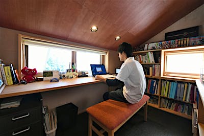 ご主人の書斎は諏訪展示場のようなシックな内装に。天井高を抑えた隠れ部屋風の設計。