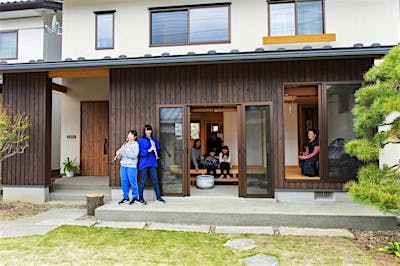 旧家の古材を再利用し、建替えの寂しさを喜びに変えた家づくりとなった。 