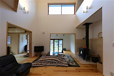 大きな吹抜けから差し込む光が、家中を明るくする。