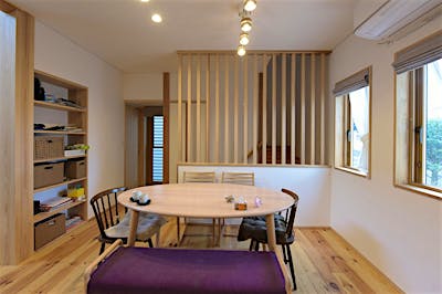 北窓に面した明るい印象のダイニング。階段との境には縦格子を設け、空間仕切りと開放感を両立させた。