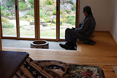 ゆったりとした土間サロンで外との行き来も自在。大切に守る庭を眺めくつろぐことが出来る。