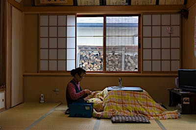 お母様の居室は、長押を設け京壁で仕上げた畳の間。古材を再利用し、建替えの寂しさを喜びに変えた。