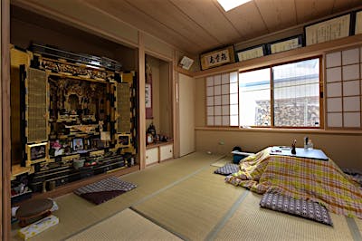 母屋の古材である床柱を仏間の床框に再利用。