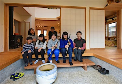 土間サロンに座りながら庭を眺めてひと休み。家族みんなでわいわいと、癒しの空間。