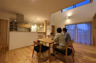 大きなダイニングテーブル。気づくとこのテーブルに自然と集まっている。 