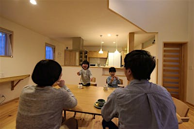 天井高を抑えた落ち着きと、吹抜けの開放感が調和する。