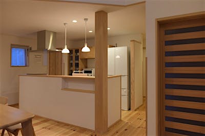 キッチンの角には選木ツアーで選んだ180角柱。