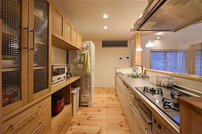 収納はオリジナル家具。お持ちの食器や家電に合わせて計画した。オープンなキッチンだからこそ、木製の家具でおしゃれに収納できると雰囲気がグッと良くなる。