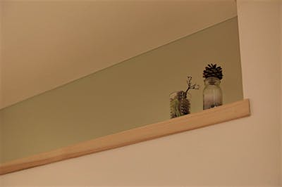 あかり取りの為のガラス欄間。ちょっとしたところも素敵な飾り棚に。 