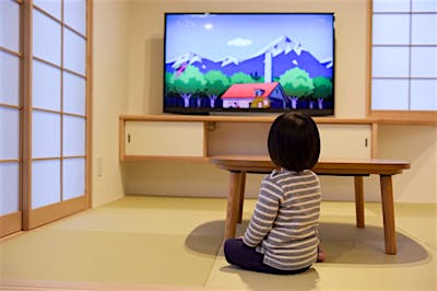 和室のTV台は作り付けの浮き棚ですっきりしたデザイン。ごちゃつきがちな配線も上手に隠す。