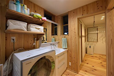 脱衣室の奥は、奥様こだわりの洗濯干し専用ルーム。天気の良い日は物干しデッキにも直行できる、家事動線を考えた計画。