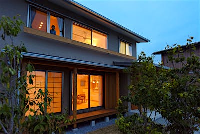 柔らかく温かい光が漏れる。