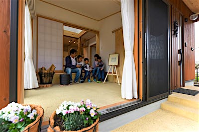 大きく開口する土間サロン。ソトとの行き来のしやすさもバツグン。