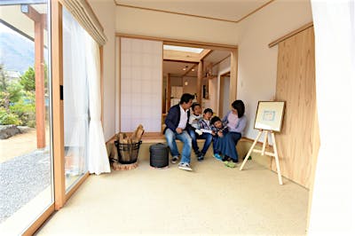 黄色の三和土仕上げで明るい印象の土間サロン。