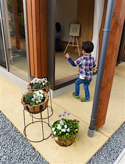 土間続きのテラスも同じ三和土仕上げに。