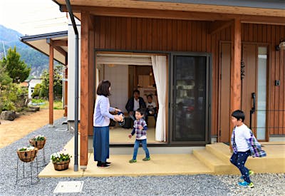 土間サロンのベンチに腰掛け、外で遊び回るお子様たちを見守る。