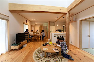 ご実家の山の木が立派な柱と梁になった。住まいの中心に美しく映える。