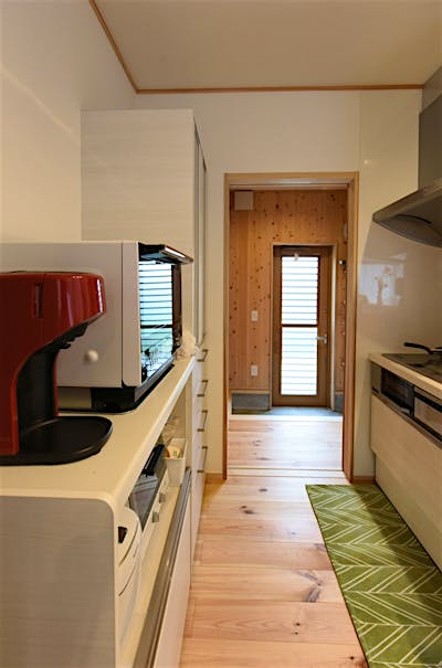 キッチンをぬけると大きな食品庫。育ち盛り3兄弟のための食品ストックも安心。