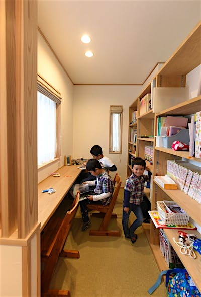 個室にこもらないようにと、ダイニング横に設けた勉強コーナー。3人並んでゆったり作業ができる。