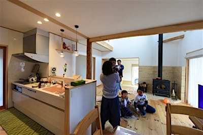 キッチンから家じゅうが見渡せる、明るい対面キッチン。