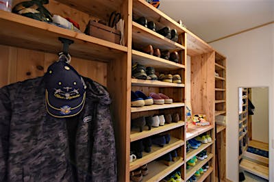 大容量の玄関収納。収納したいものに合わせられる可動棚が活躍。