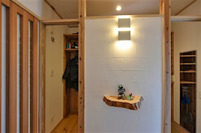 玄関の飾り棚は、自山の木から切り出した丸太を利用。