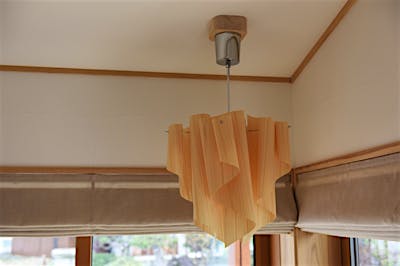 土間サロンの木製のペンダントライトがインテリアのポイントに。