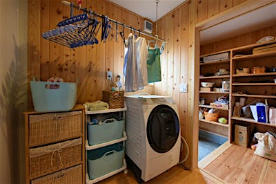 キッチンから食品庫を通り、脱衣室へ。ラクラク家事動線が魅力的。