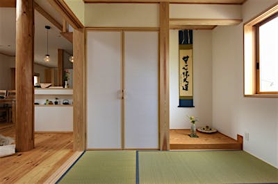 4畳半の和室はしっかりリビングと繋がり、空間に奥行きを生む。