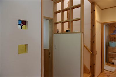 4日間かけて、家族総出で手作りしたステンドグラスが、住まいのあちこちに。