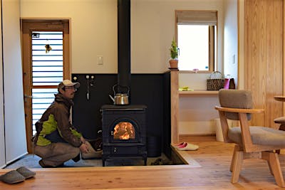 薪ストーブは土間に配置した。勝手口とも繋がり、薪運びもラクラク。灰や木端も土間なら気にならない。