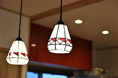 ダイニングのペンダントライトはステンドグラス。キッチンの赤と統一した、お気に入りのもの。