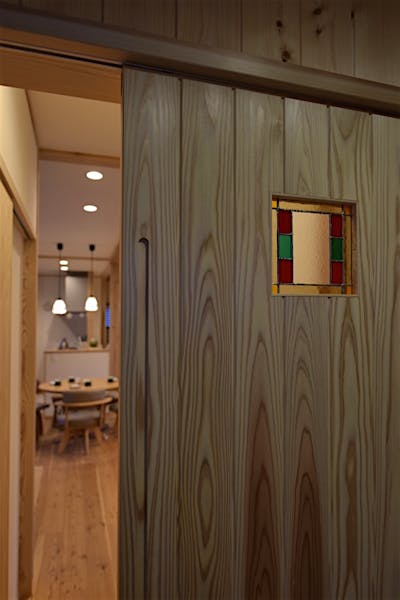 水回りの建具には、K様自作のステンドグラス。優しく光を通す。