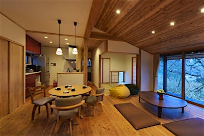 平屋建ての天井は斜天井にし、広がりを感じる空間に。杉の板張り天井が木のぬくもりを感じさせる。