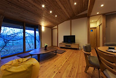 りんご畑に向かう大きな窓。手間暇かけるりんごの成長を見守ることができる。