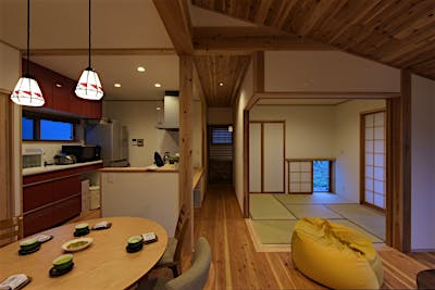 4.5畳の和室も、二方向開口にすることで広々空間に。